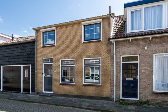 Tussenwoning Oude-Tonge Nieuwstraat 42 voorzijde