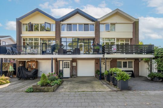 Tussenwoning Oude-Tonge Eisenhowerlaan 4 voorzijde