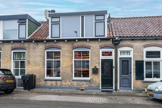 Tussenwoning Middelharnis Eendrachtstraat 32 voorzijde