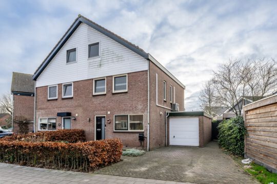 2-onder-1 kapwoning Oude-Tonge Mariniersweg 64 voorzijde