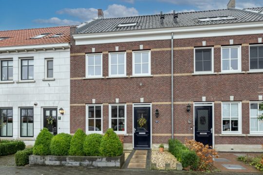 Tussenwoning Dirksland Kastanjelaan 3A voorzijde